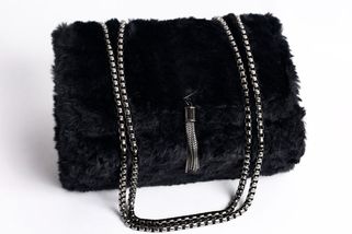 Šla jsem do sekáče s tchyní. Našla jsem tam drahou kabelku a ona teď chce půlku peněz z její ceny - Médium.cz